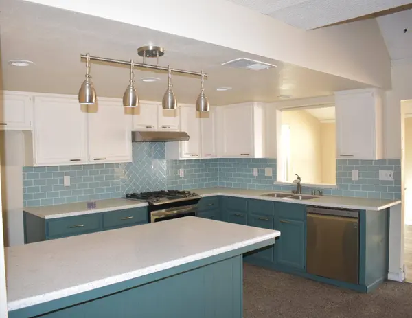 905 N Oakwood Court, Visalia, CA 93291