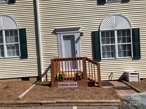 1067 19th ST NE #B, Hickory, NC 28601