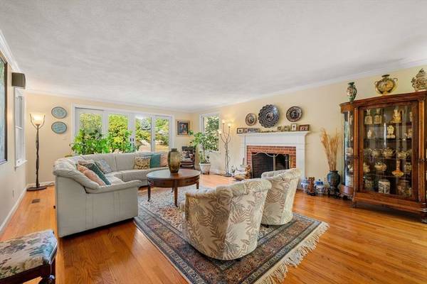 869 Charles River St, Needham, MA 02492