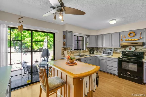 26062 SUMMERDALE  Drive, Southfield, MI 48034