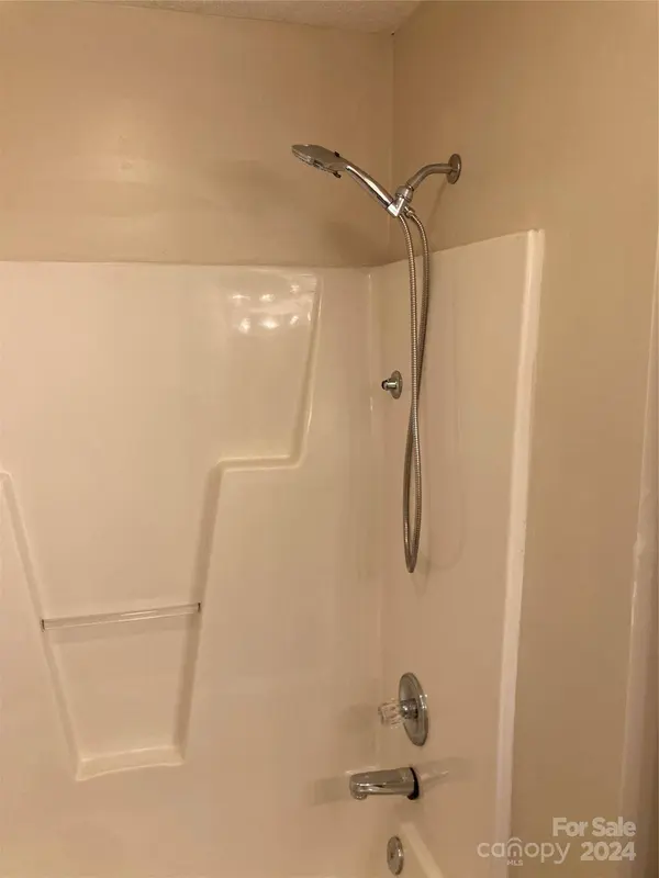 1067 19th ST NE #B, Hickory, NC 28601