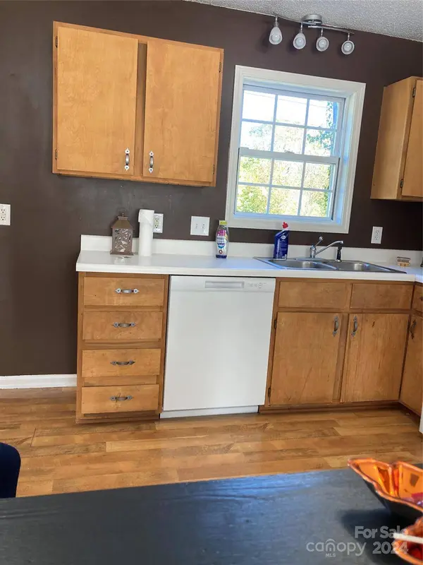 1067 19th ST NE #B, Hickory, NC 28601