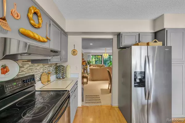 26062 SUMMERDALE  Drive, Southfield, MI 48034