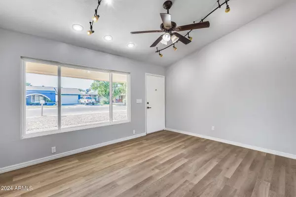 7348 W PECK Drive, Glendale, AZ 85303