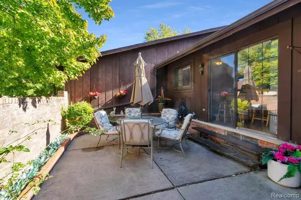 26062 SUMMERDALE  Drive, Southfield, MI 48034