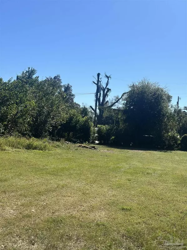 224 Broadmoor Ln, Pensacola, FL 32507