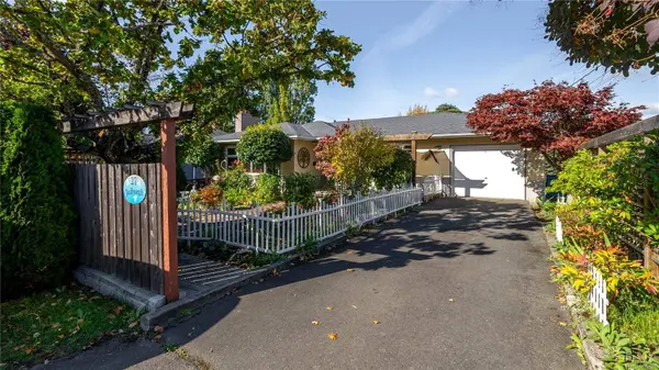 27 Jedburgh Rd, View Royal, BC V9B 1K7