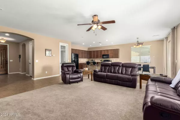 211 W LEATHERWOOD Avenue, Queen Creek, AZ 85140