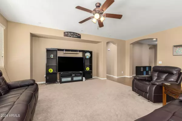 211 W LEATHERWOOD Avenue, Queen Creek, AZ 85140