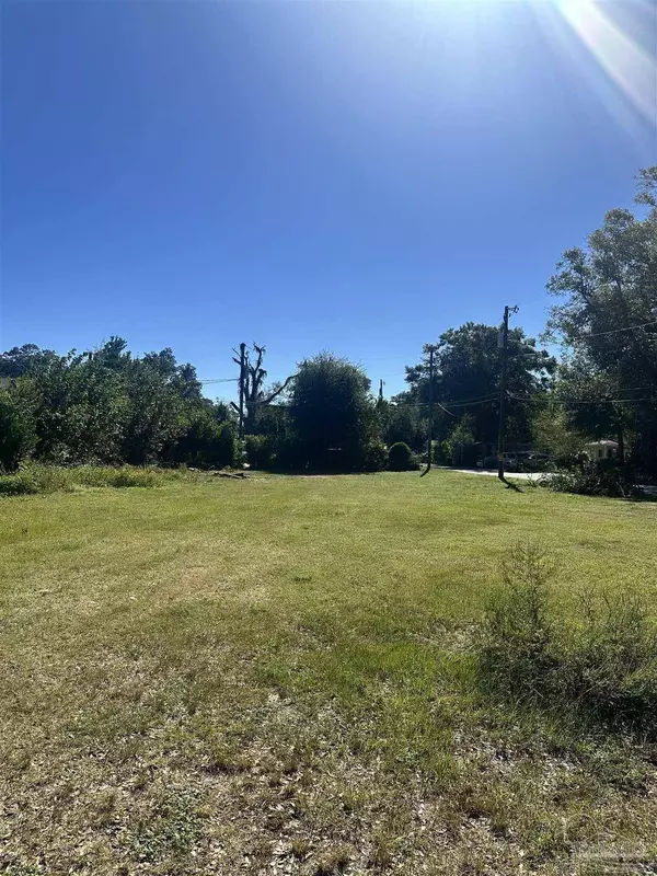 224 Broadmoor Ln, Pensacola, FL 32507