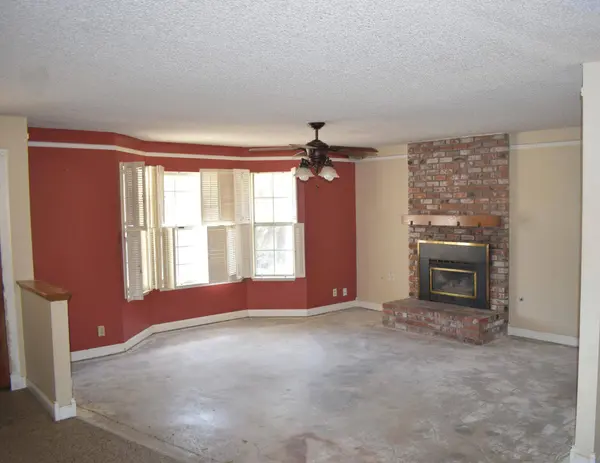 905 N Oakwood Court, Visalia, CA 93291