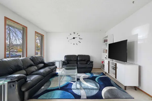 946 Berkley DR NW, Calgary, AB T3K 1A2