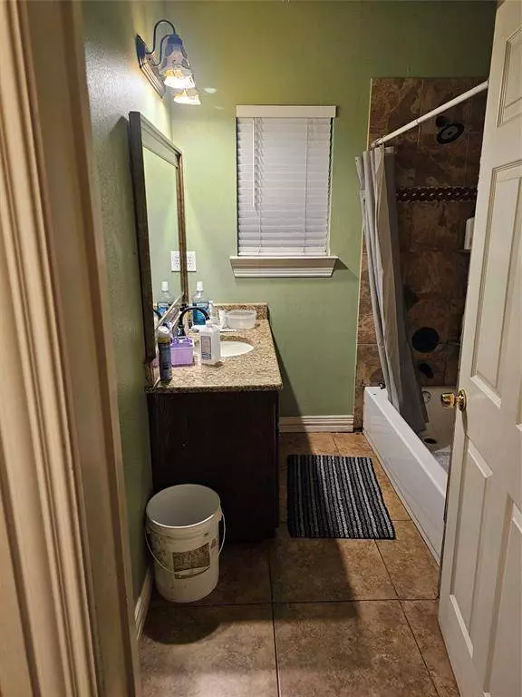 1221 E Hattie Street, Fort Worth, TX 76104