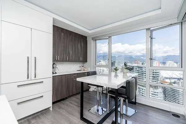 1033 MARINASIDE CRES #3902, Vancouver, BC V6Z 3A3