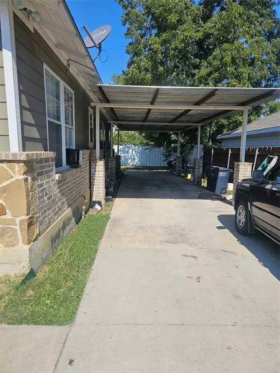 1221 E Hattie Street, Fort Worth, TX 76104