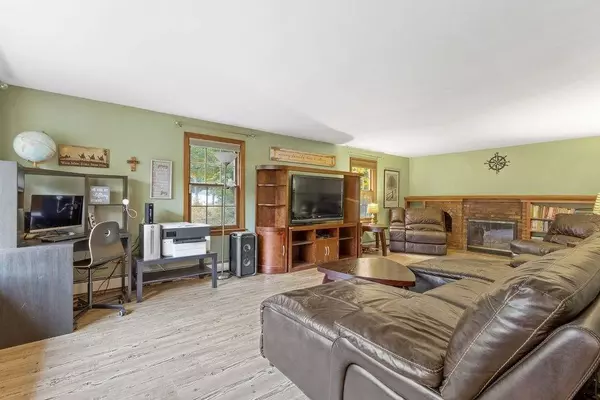 107 Mary Ln, Bridgewater, MA 02324