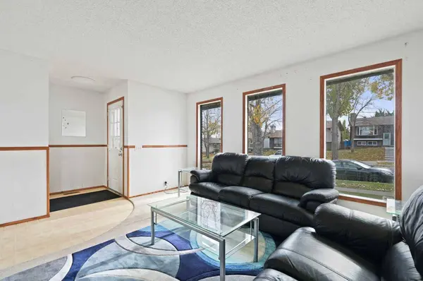 946 Berkley DR NW, Calgary, AB T3K 1A2