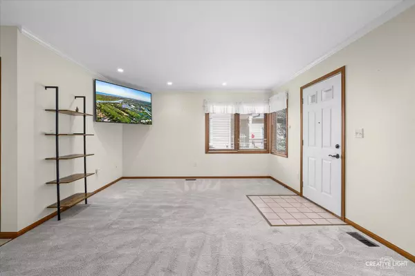 48 Silver TRL, North Aurora, IL 60542