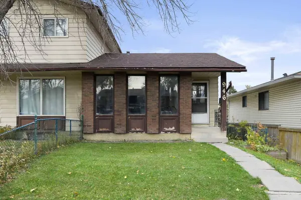 946 Berkley DR NW, Calgary, AB T3K 1A2