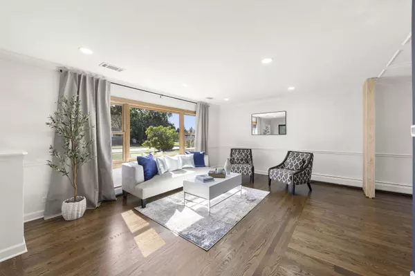 100 W Monterey AVE, Schaumburg, IL 60193