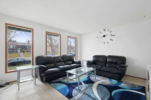 946 Berkley DR NW, Calgary, AB T3K 1A2