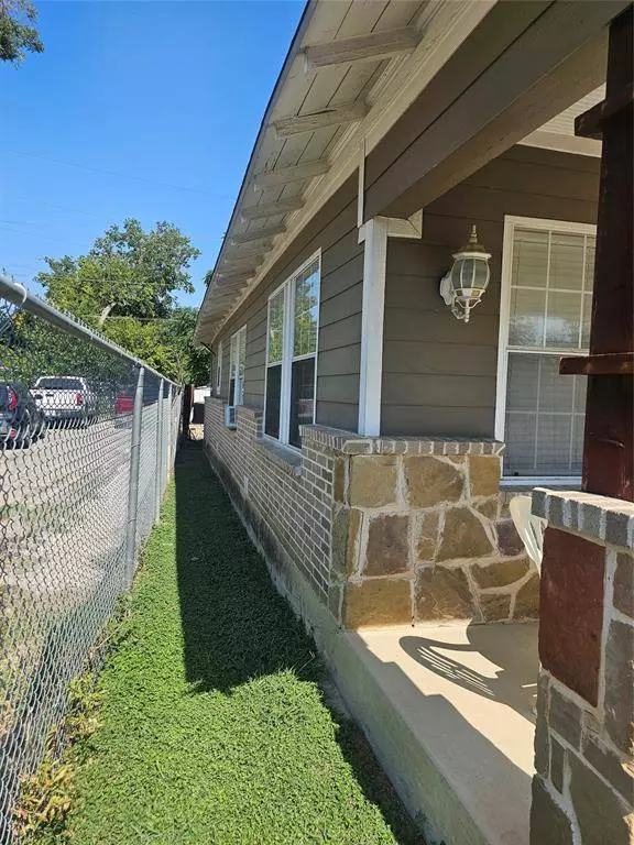 1221 E Hattie Street, Fort Worth, TX 76104