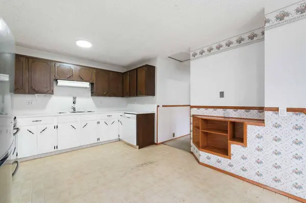 946 Berkley DR NW, Calgary, AB T3K 1A2