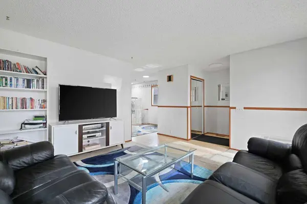 946 Berkley DR NW, Calgary, AB T3K 1A2