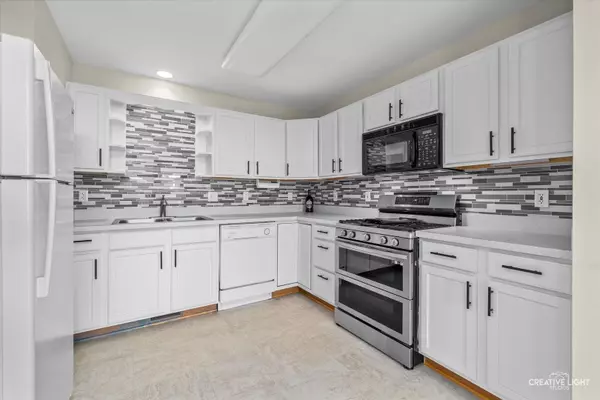 48 Silver TRL, North Aurora, IL 60542