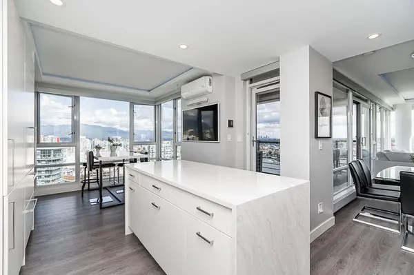 1033 MARINASIDE CRES #3902, Vancouver, BC V6Z 3A3