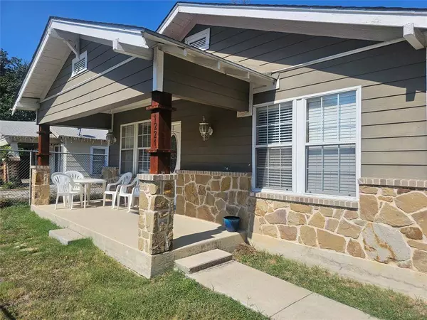 1221 E Hattie Street, Fort Worth, TX 76104