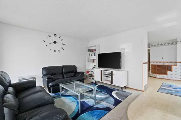 946 Berkley DR NW, Calgary, AB T3K 1A2