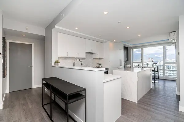 1033 MARINASIDE CRES #3902, Vancouver, BC V6Z 3A3