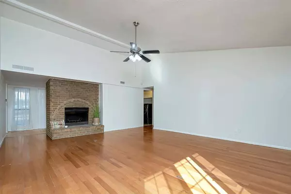 2528 Cottonwood Lane, Bedford, TX 76021