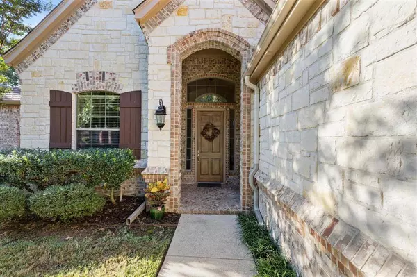 729 Trails End Circle, Hurst, TX 76054