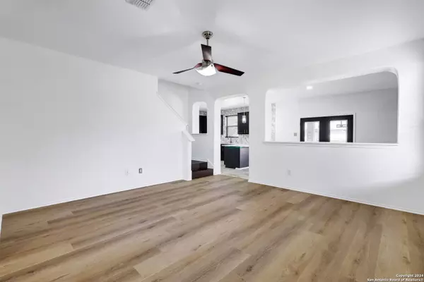 8615 SPOONBILL CT, San Antonio, TX 78245-1686