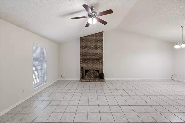 2017 Jessie Place, Edgecliff Village, TX 76134