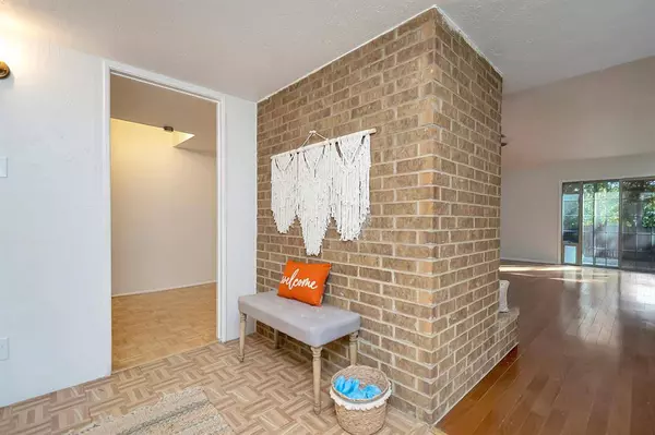 2528 Cottonwood Lane, Bedford, TX 76021