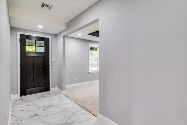 320 S Mamie Ln, Wichita, KS 67209