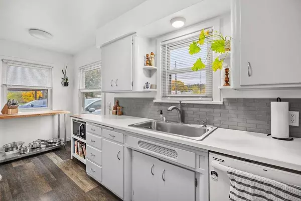 9002 E Upriver Dr, Spokane, WA 99212