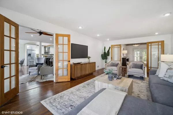 3050 Kayjay DR, Northbrook, IL 60062