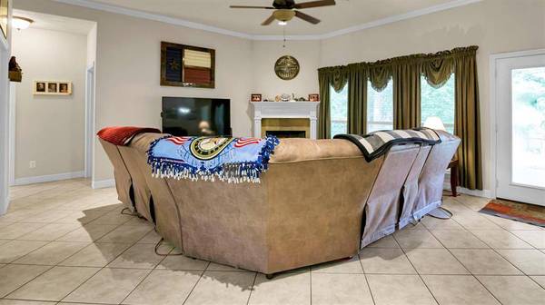 1952 Fairway DR, Huntsville, TX 77340