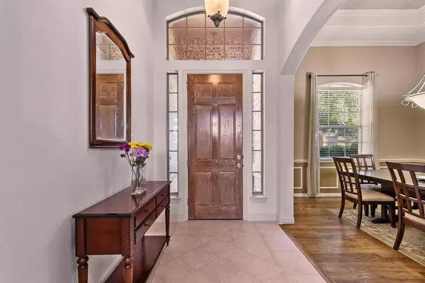 729 Trails End Circle, Hurst, TX 76054