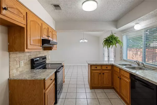 2017 Jessie Place, Edgecliff Village, TX 76134