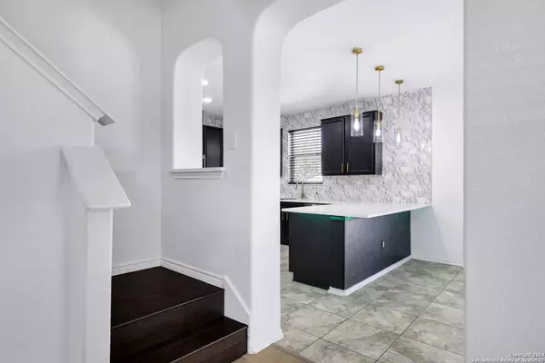 8615 SPOONBILL CT, San Antonio, TX 78245-1686