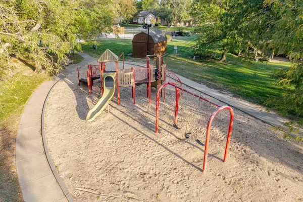 235 S Brownthrush Cir, Wichita, KS 67209