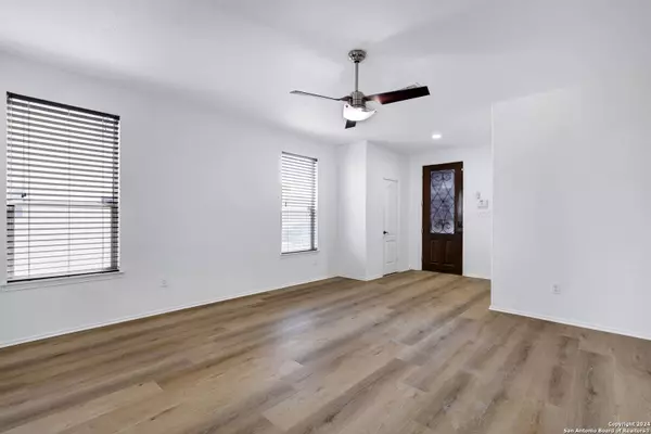 8615 SPOONBILL CT, San Antonio, TX 78245-1686