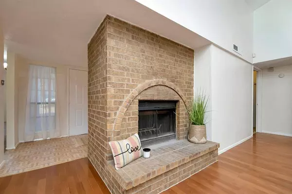 2528 Cottonwood Lane, Bedford, TX 76021