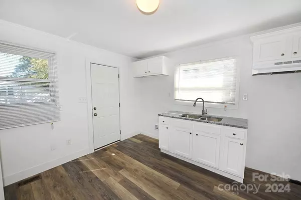 125 S Ervin AVE, Newton, NC 28658