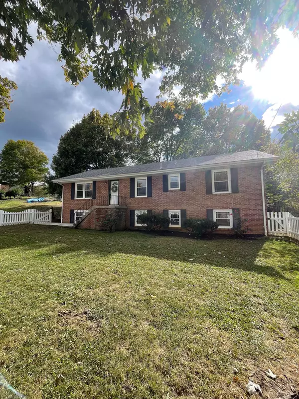 211 W McKee St, Greeneville, TN 37743-4815